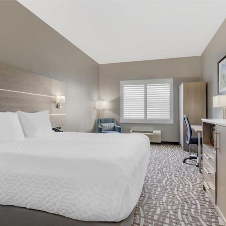 Best Western Plus Lake Elsinore Inn & Suites Bagian luar foto