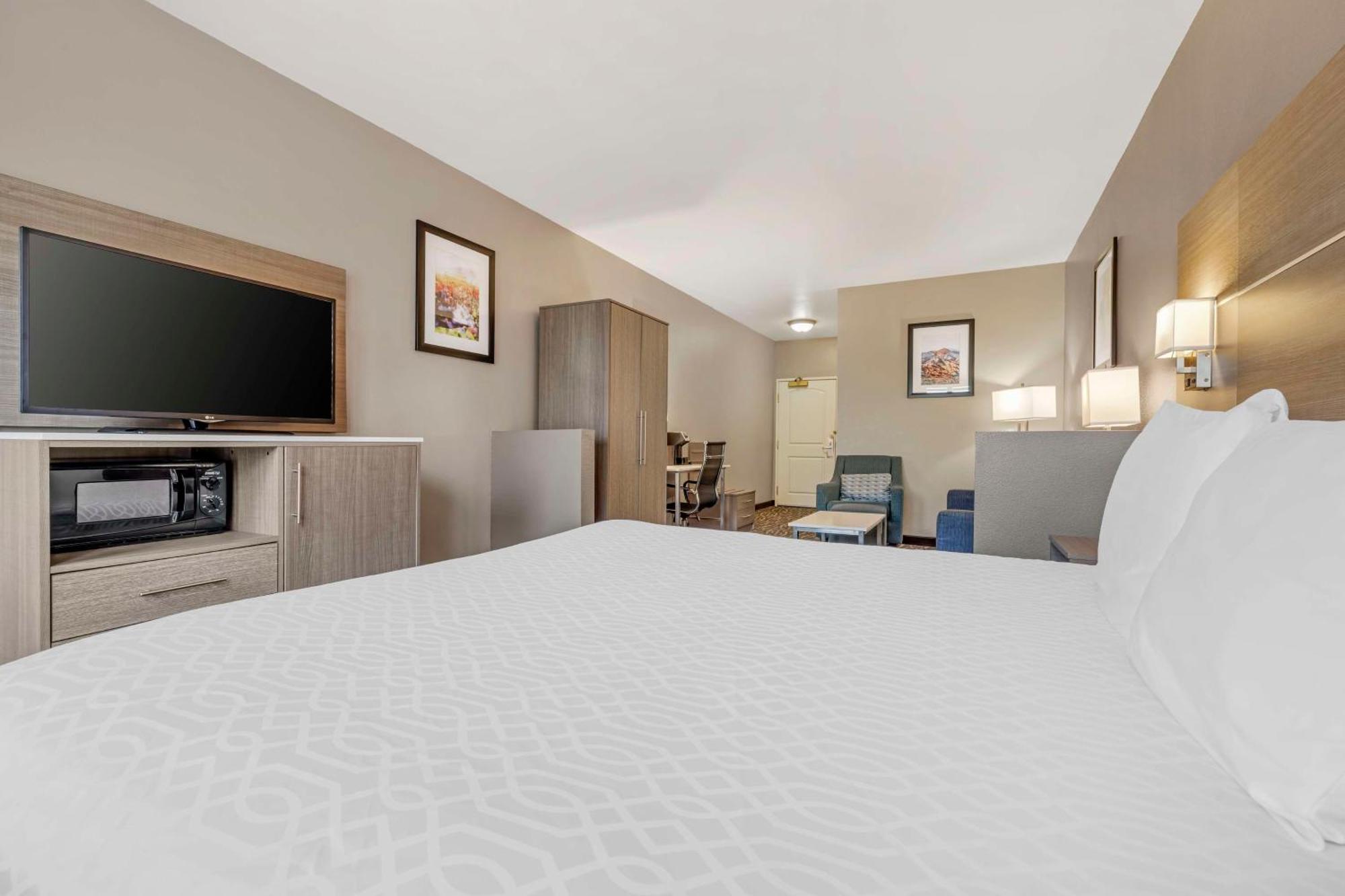Best Western Plus Lake Elsinore Inn & Suites Bagian luar foto