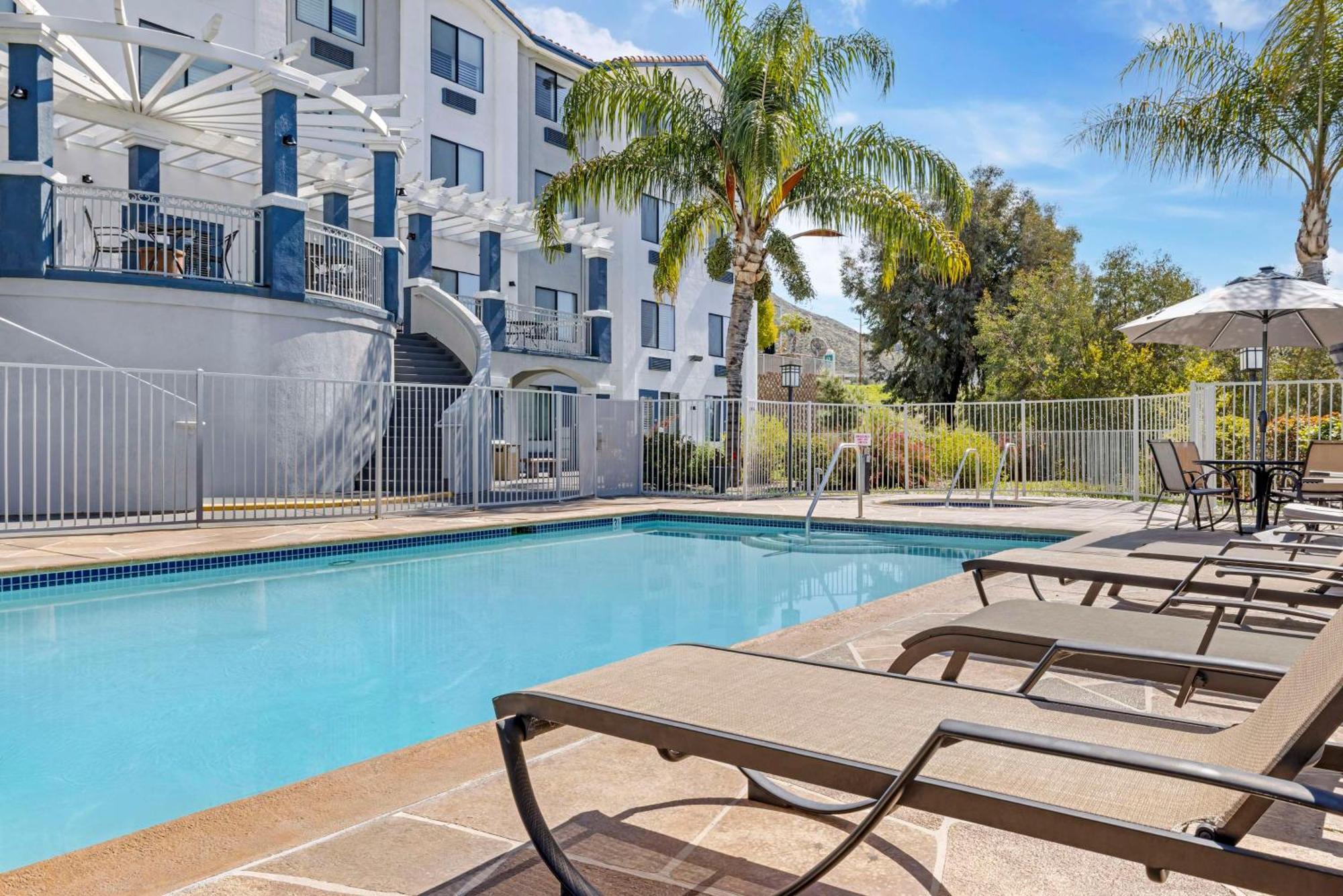 Best Western Plus Lake Elsinore Inn & Suites Bagian luar foto