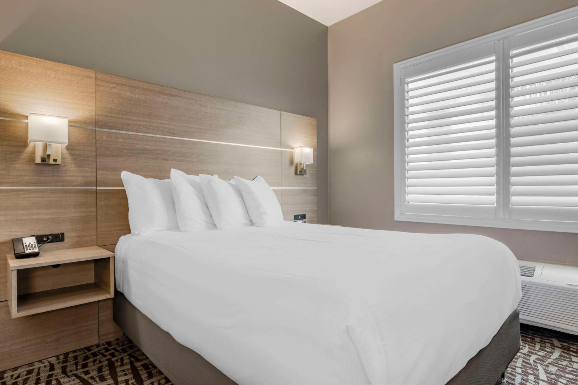 Best Western Plus Lake Elsinore Inn & Suites Bagian luar foto