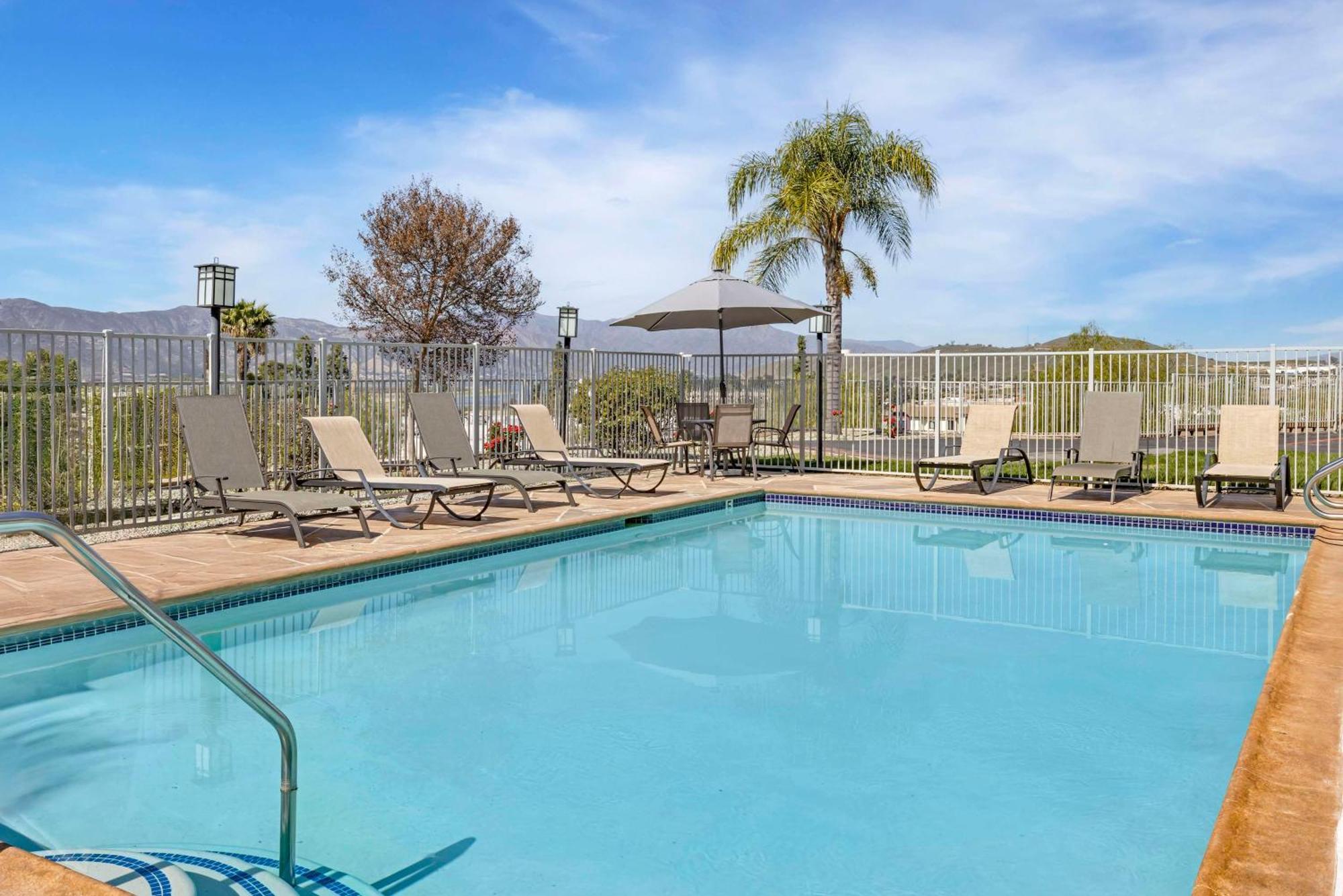Best Western Plus Lake Elsinore Inn & Suites Bagian luar foto
