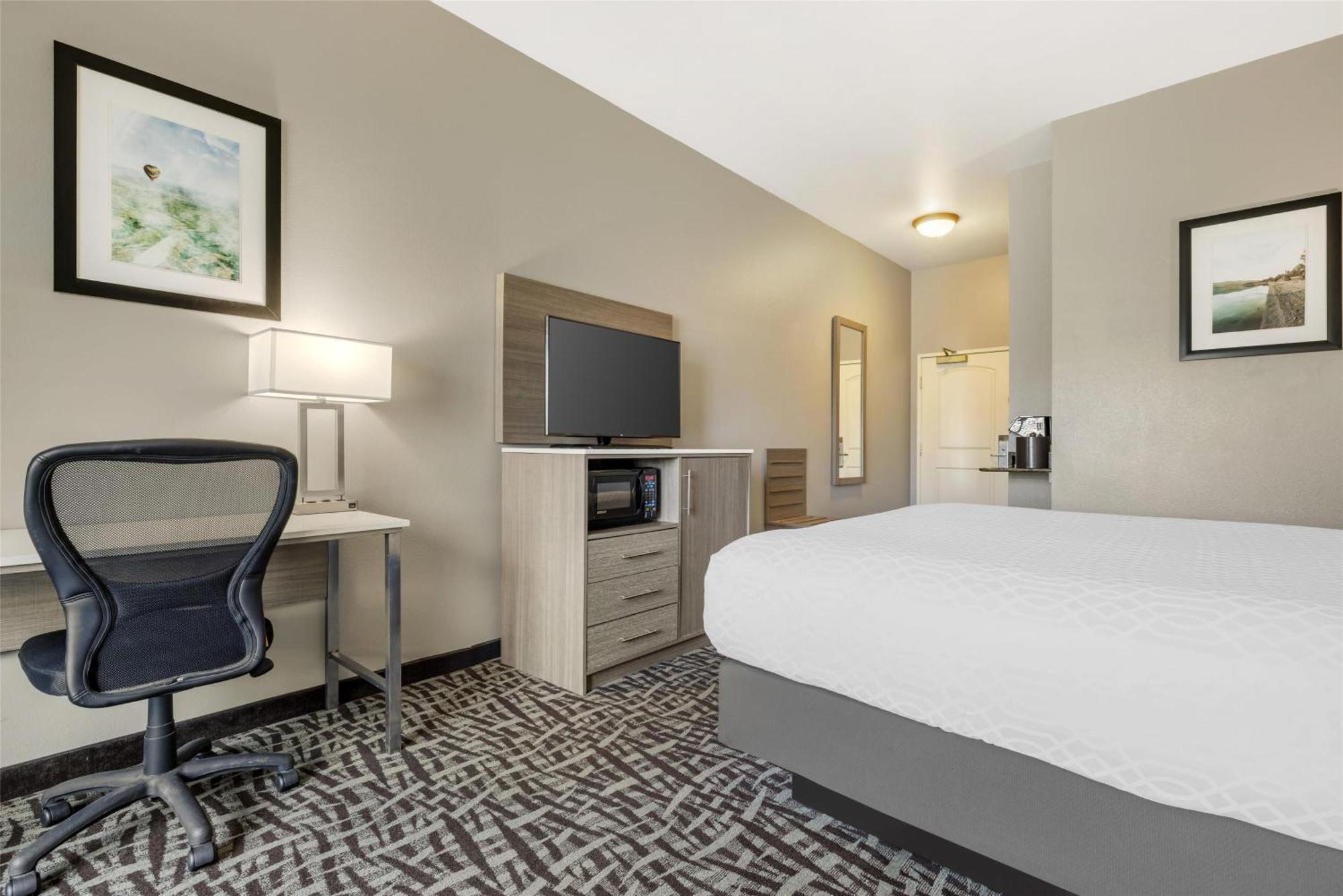 Best Western Plus Lake Elsinore Inn & Suites Bagian luar foto