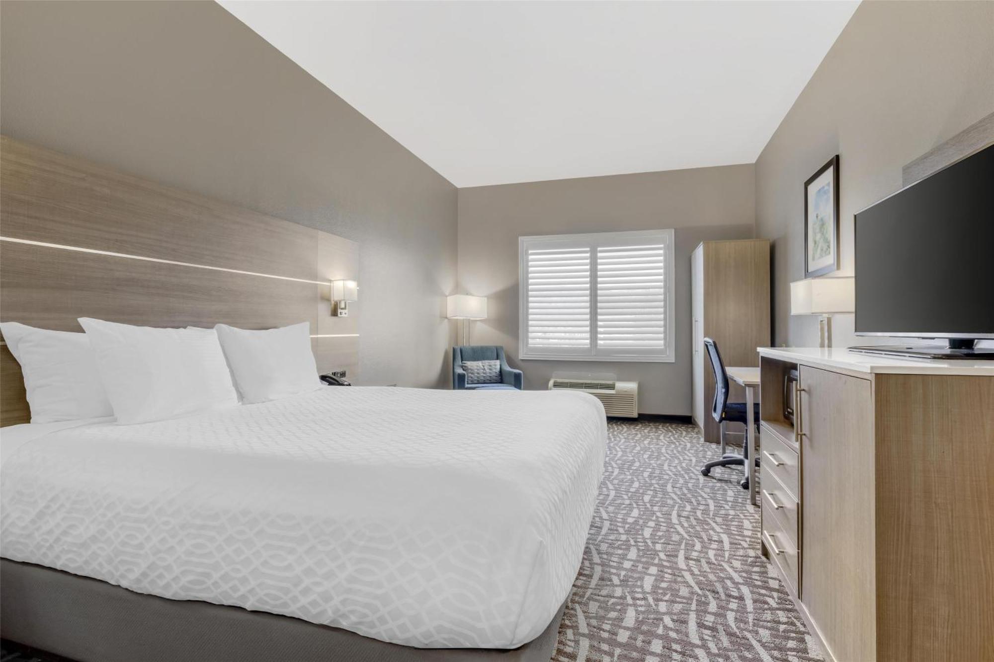 Best Western Plus Lake Elsinore Inn & Suites Bagian luar foto